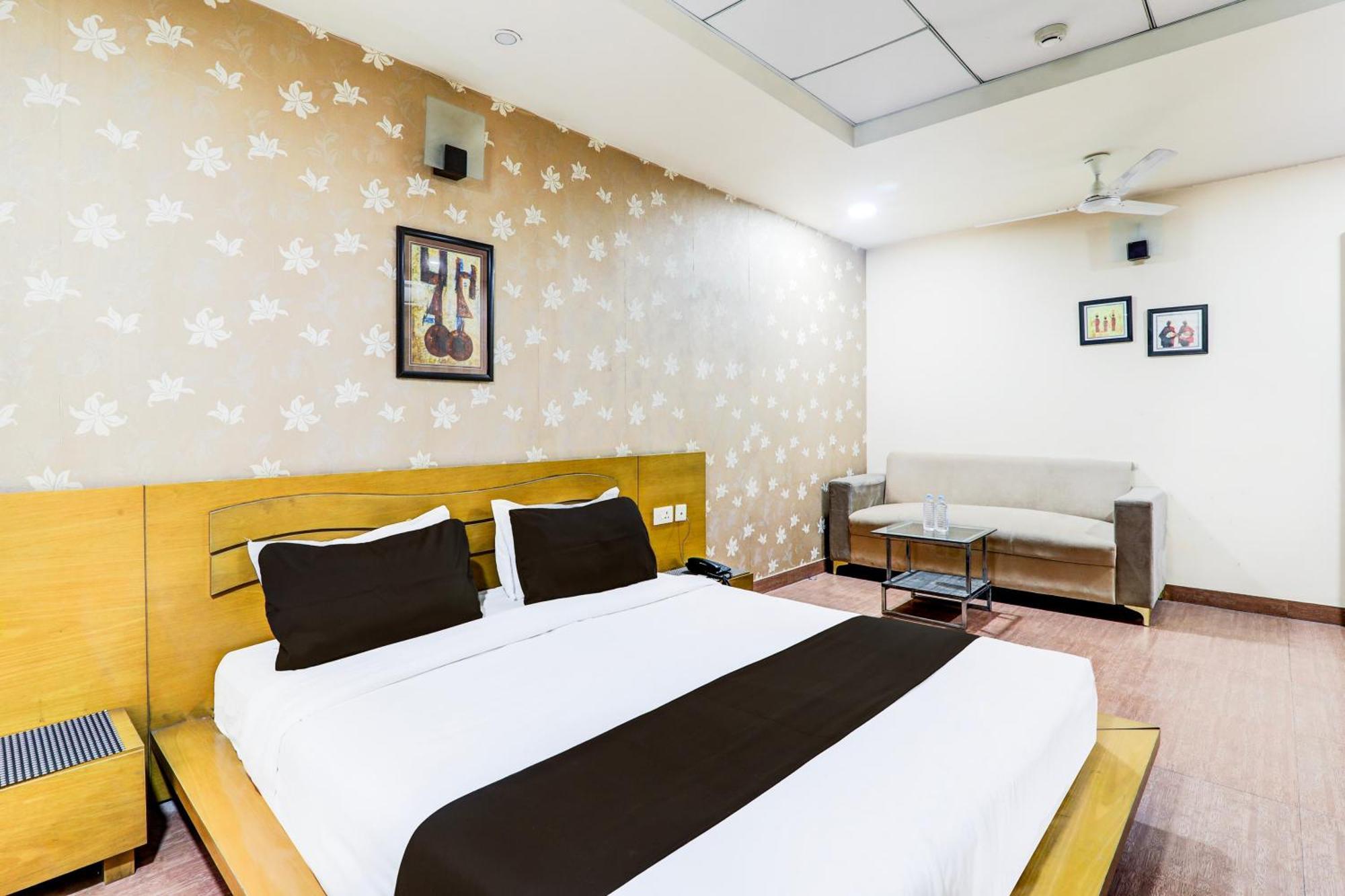 Townhouse Sakura Hotel Lucknow Buitenkant foto