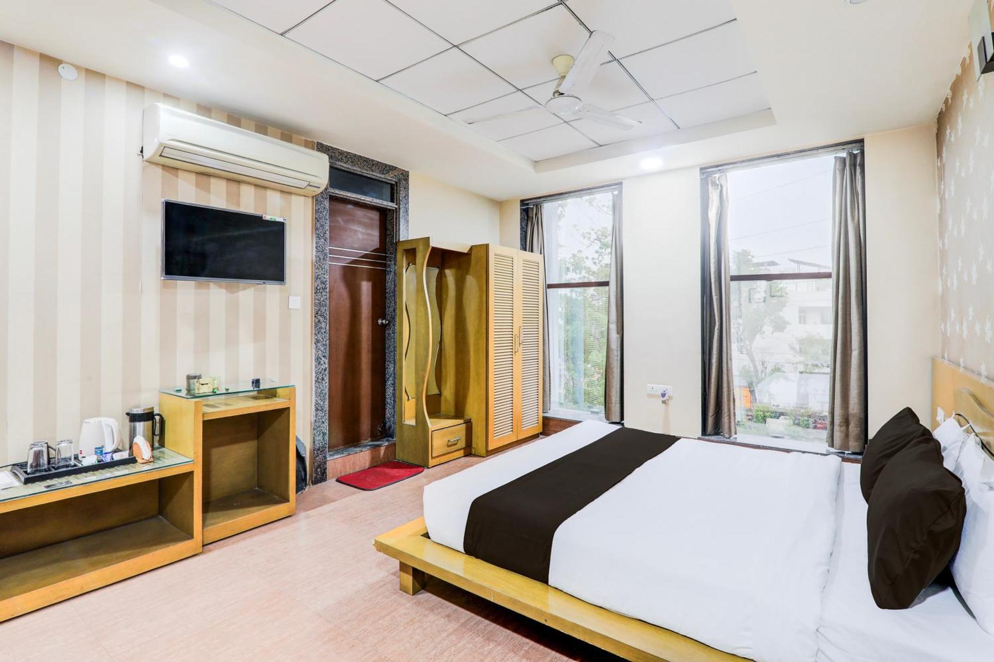 Townhouse Sakura Hotel Lucknow Buitenkant foto
