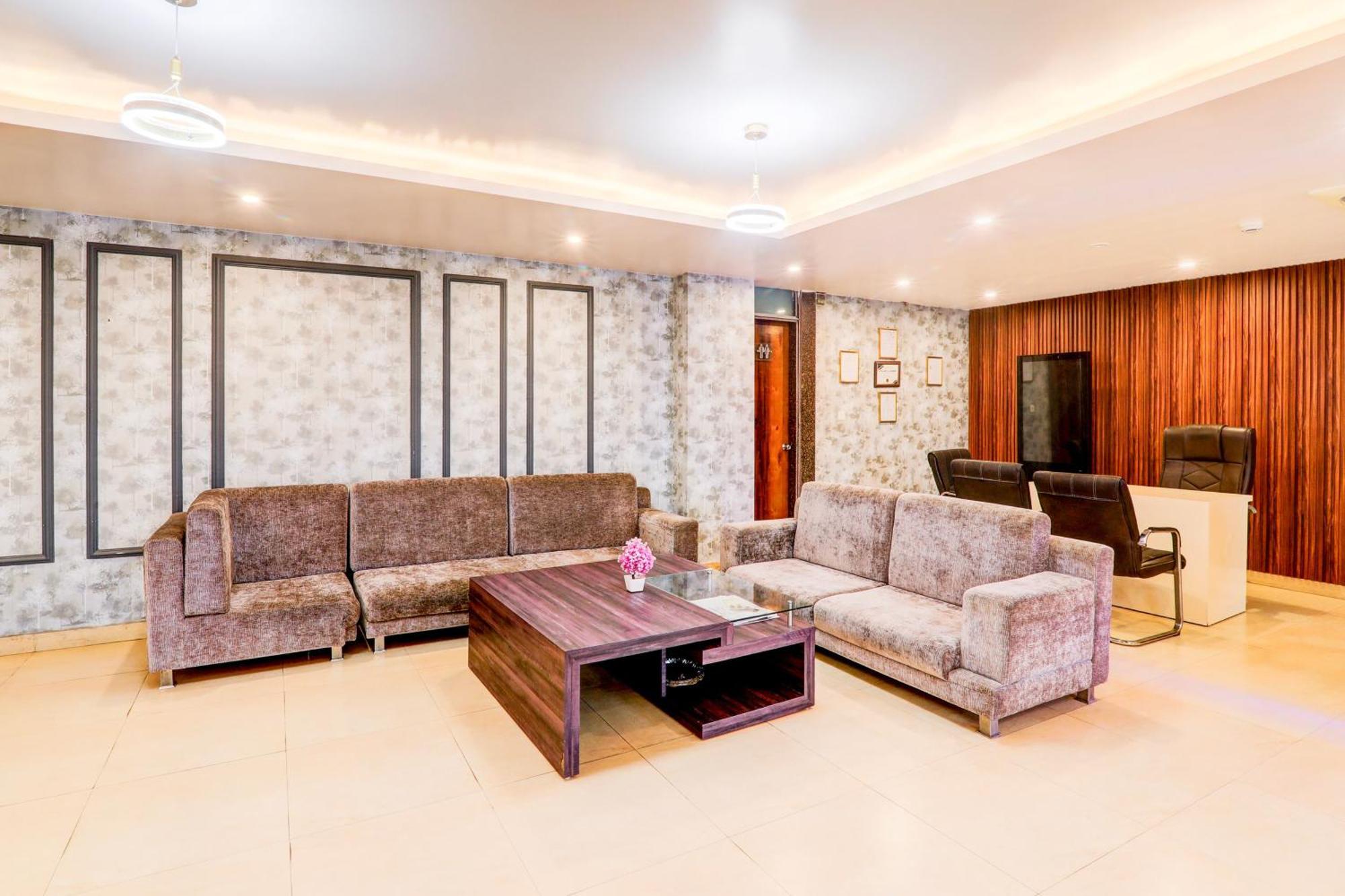 Townhouse Sakura Hotel Lucknow Buitenkant foto