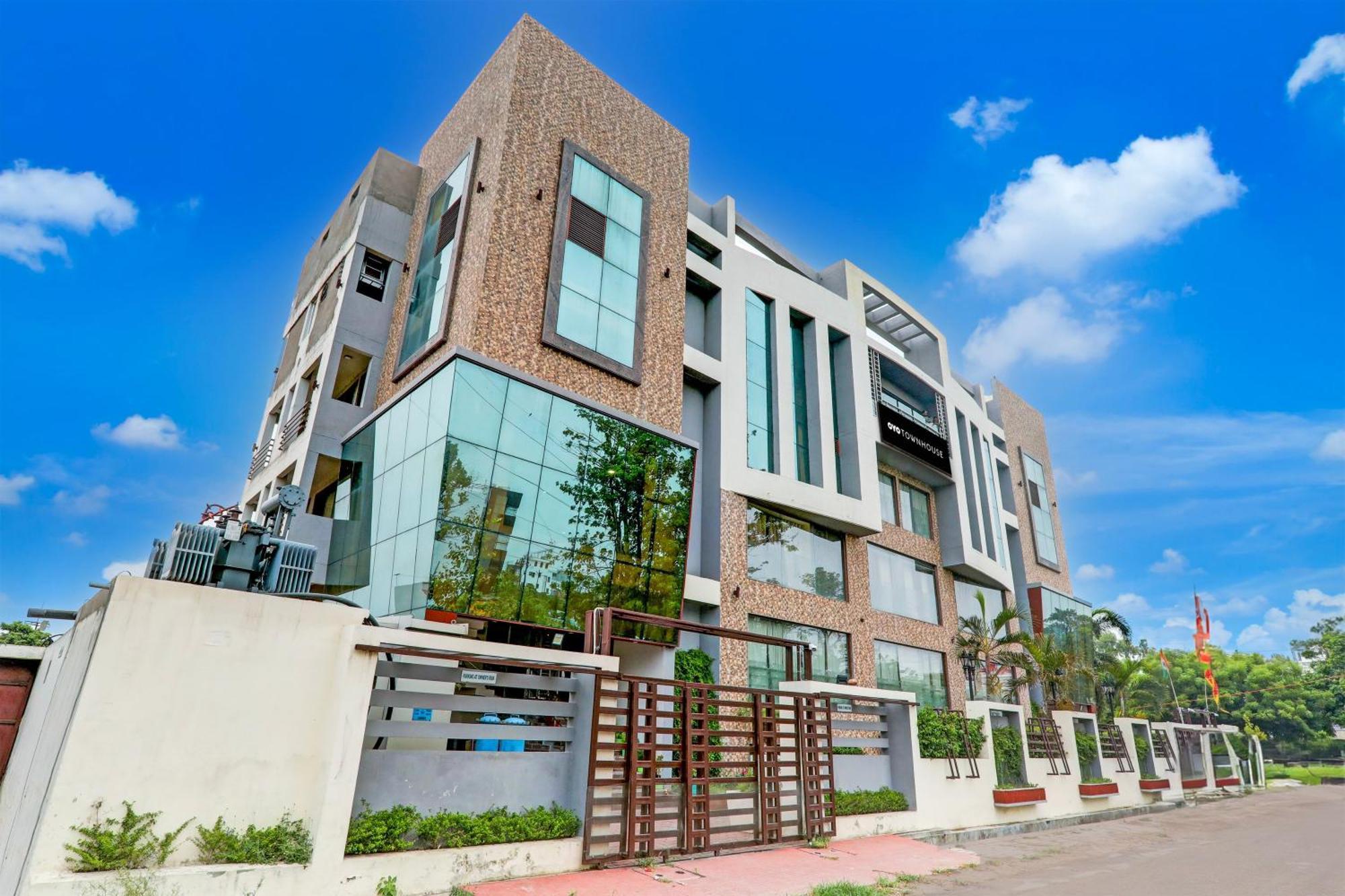 Townhouse Sakura Hotel Lucknow Buitenkant foto