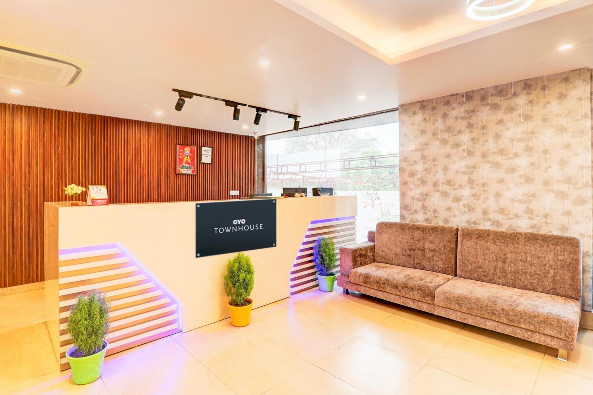 Townhouse Sakura Hotel Lucknow Buitenkant foto