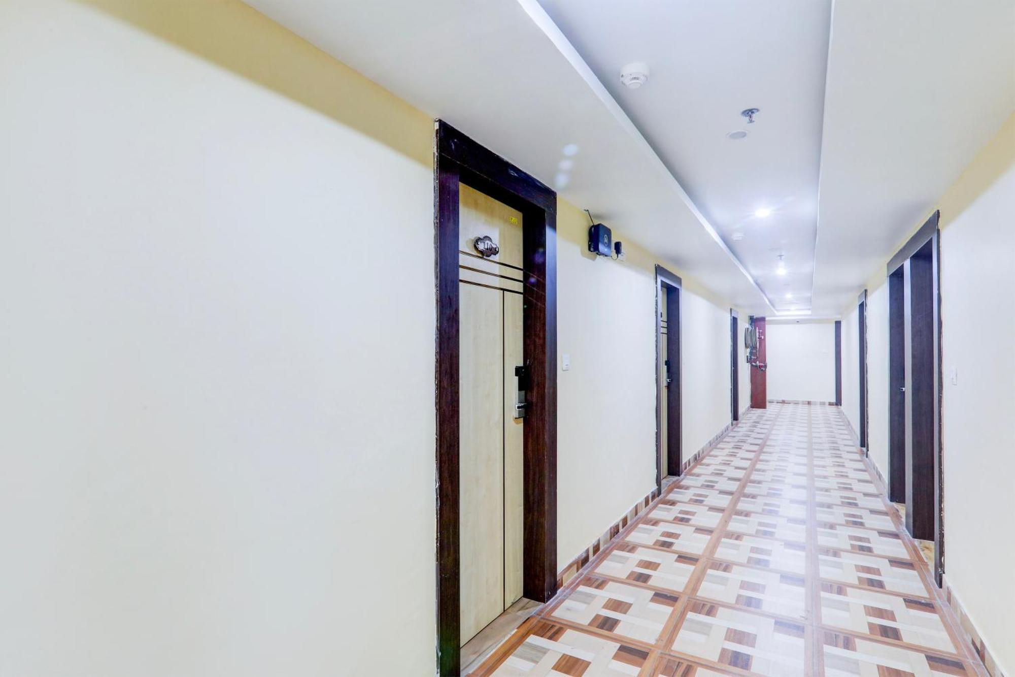 Townhouse Sakura Hotel Lucknow Buitenkant foto
