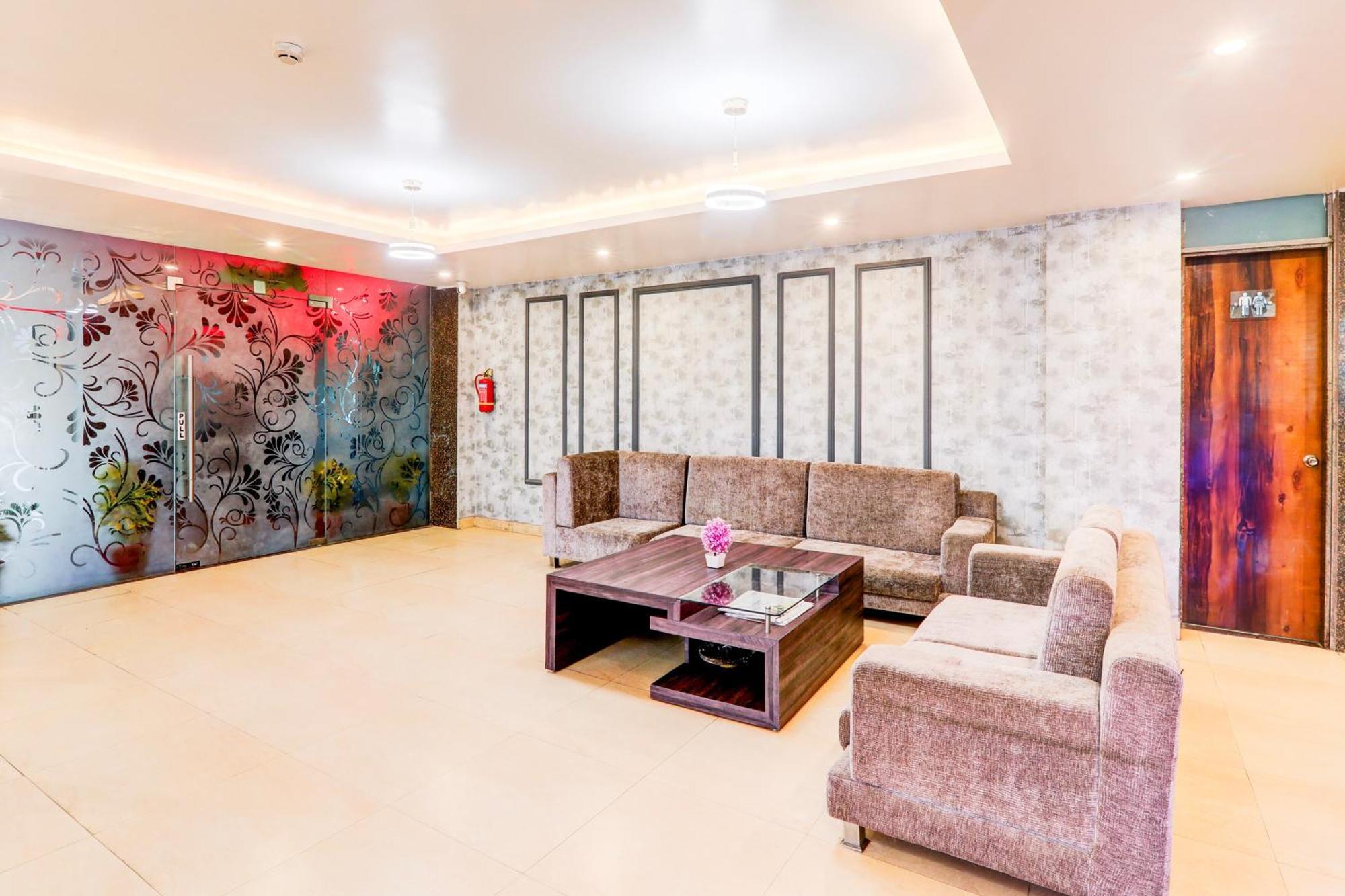 Townhouse Sakura Hotel Lucknow Buitenkant foto