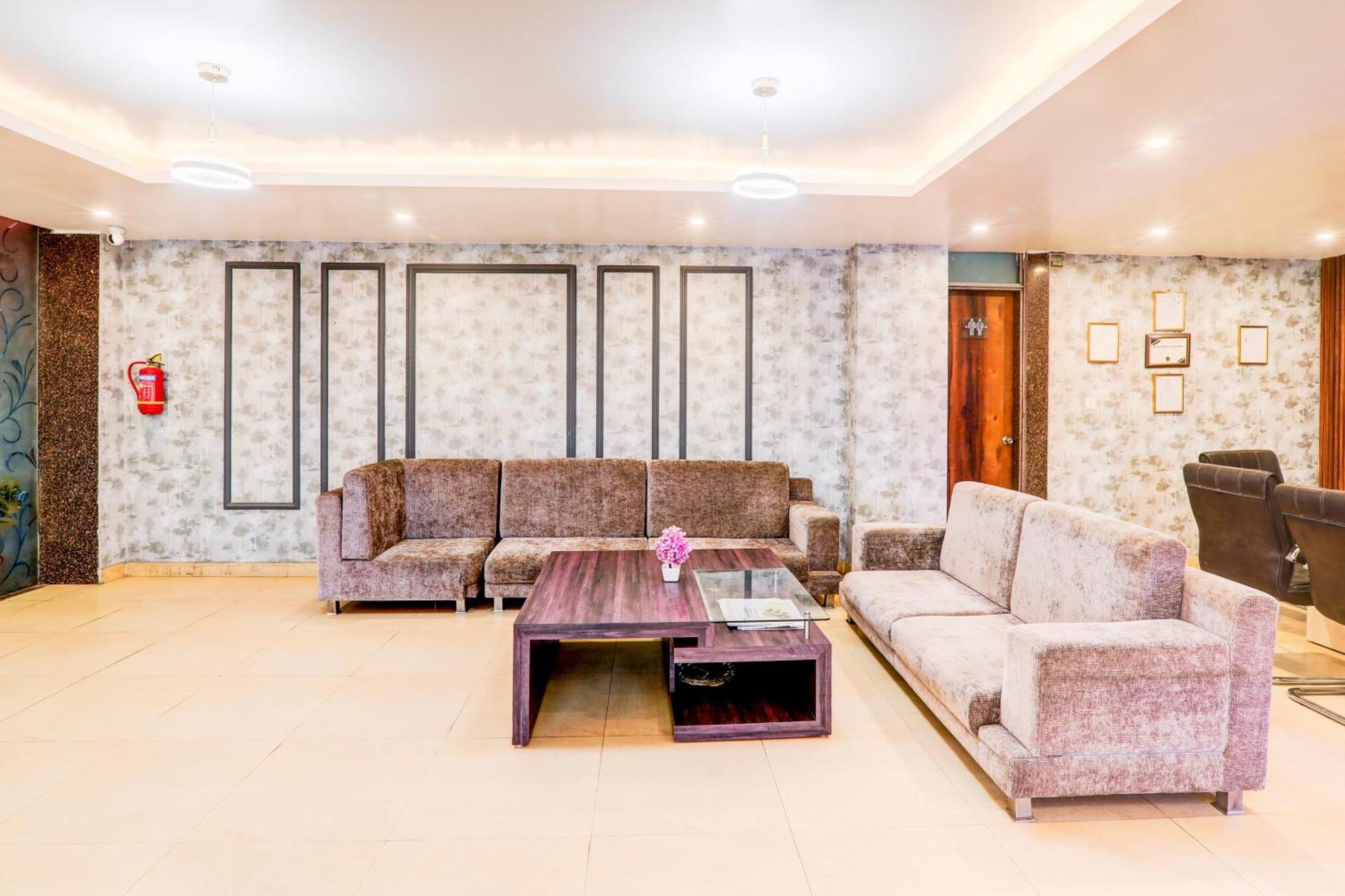 Townhouse Sakura Hotel Lucknow Buitenkant foto